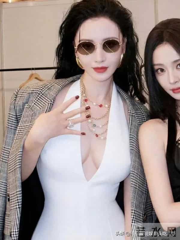 44岁张萌身材真丰腴！穿挂脖连体裤差点“撑爆”，性感又迷人！