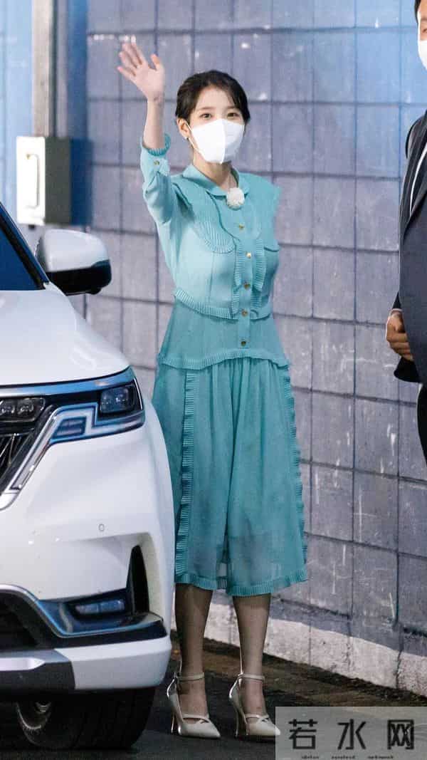 iu李知恩透视裙和白色高跟鞋很有成熟女人的味道