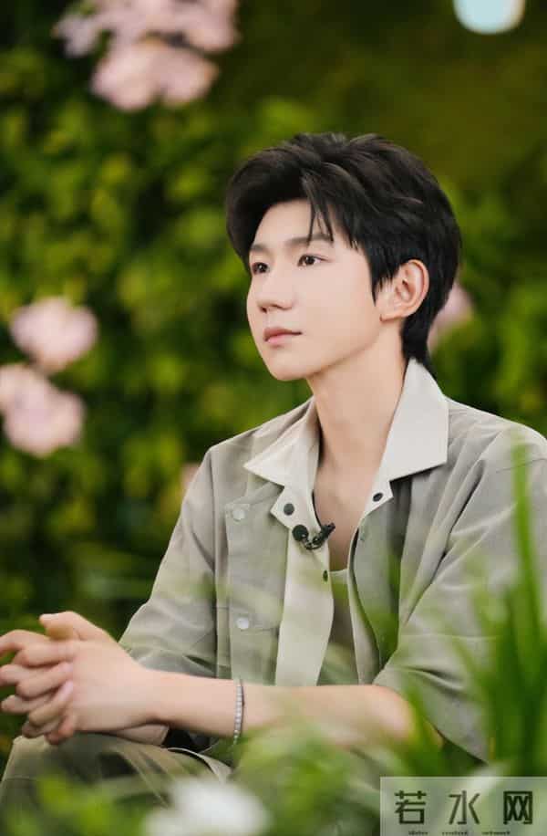 一场生日，戳穿25岁王源江湖地位，易烊千玺确实一个字都没说错