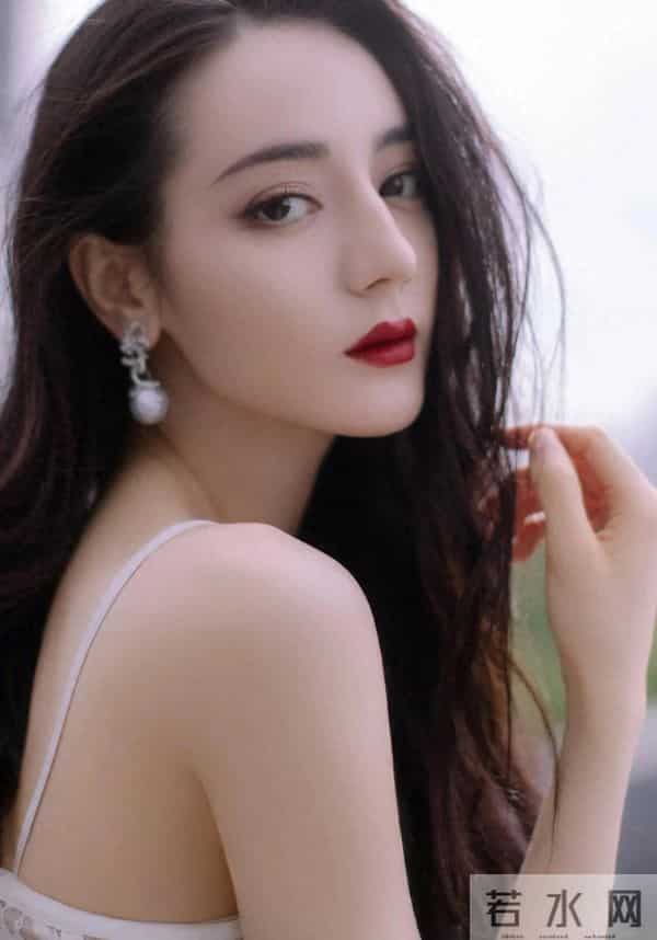 迪丽热巴性感蕾丝小吊带