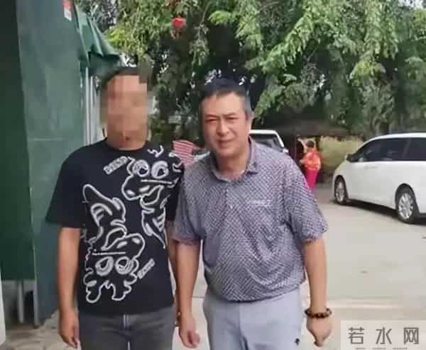 54岁张嘉译海南被偶遇！腰越来越严重了完全没办法站直中年才爆红