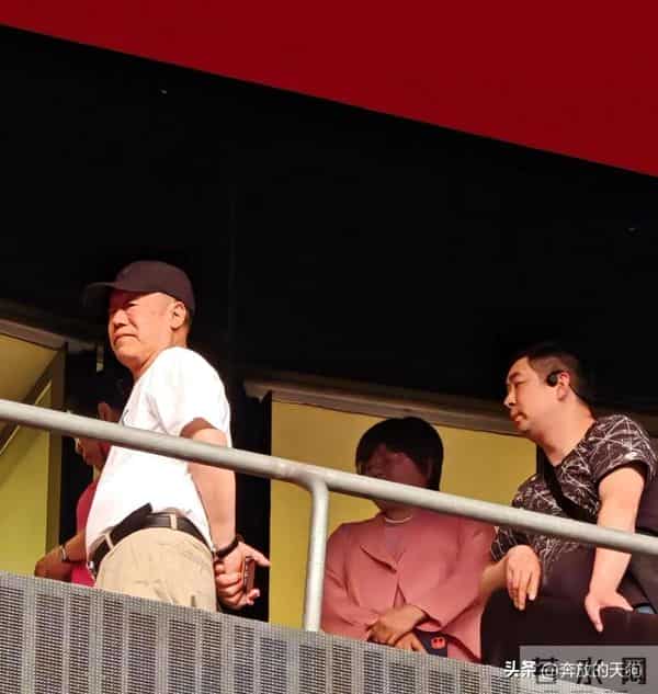 张杰爸妈现身儿子演唱会，张妈穿粉裙优雅迷人，母子俩如复制粘贴