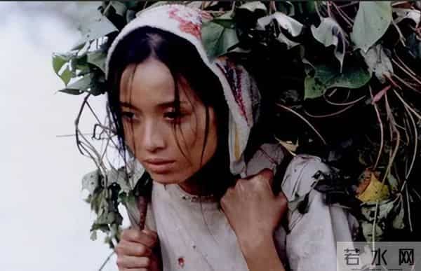 她26岁成双料影后,二婚嫁靳东高龄生下两子,今48岁美得自信从容