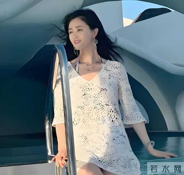 42岁蒋欣在重庆炸街！都瘦到脱相了但体型乃是前凸后翘十分吸睛