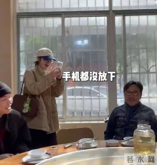 51岁汪涵现身沈梦辰饭局，白发显沧桑却超亲民，师徒同框太暖心