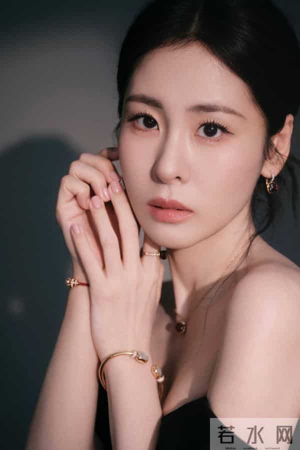 张碧晨,东方风云榜红毯造型,黑裙红唇美到挪不开眼