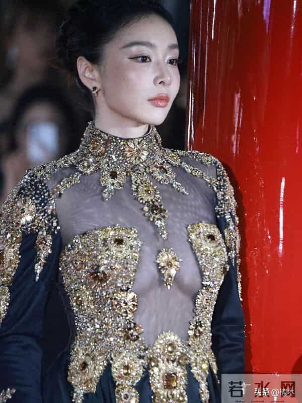 高叶黑金亮片礼服亮相，大胆穿搭高级气场拉满!