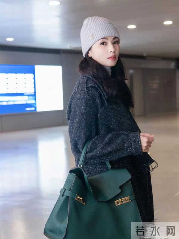 刘涛是中年女性穿搭标杆!穿深灰大衣针织衫毛线帽,时髦又高级!
