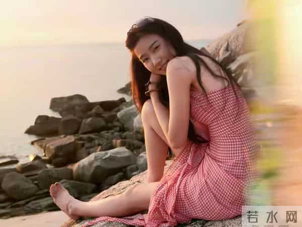 卢昱晓海边写真，光脚丫很可爱