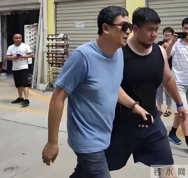 54岁张嘉译海南被偶遇！腰越来越严重了完全没办法站直中年才爆红