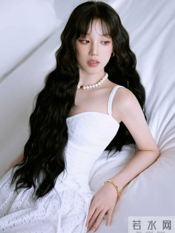 宋雨琦，一袭白裙，是秋日清新的唯美气息