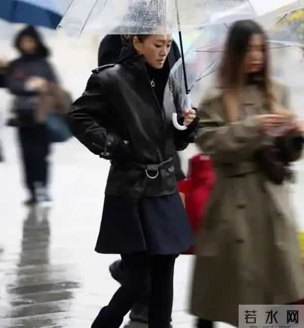 59岁巩俐现身北京公园,发丝凌乱,喝酸奶吃糖葫芦超接地气!