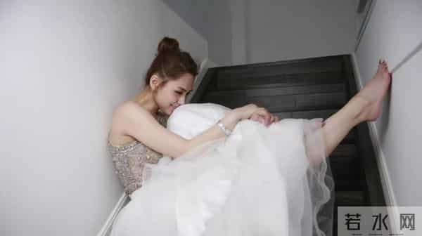 最绝的是那若隐若现的纤细脚踝——恰到好处的纯欲,姐真的太会了