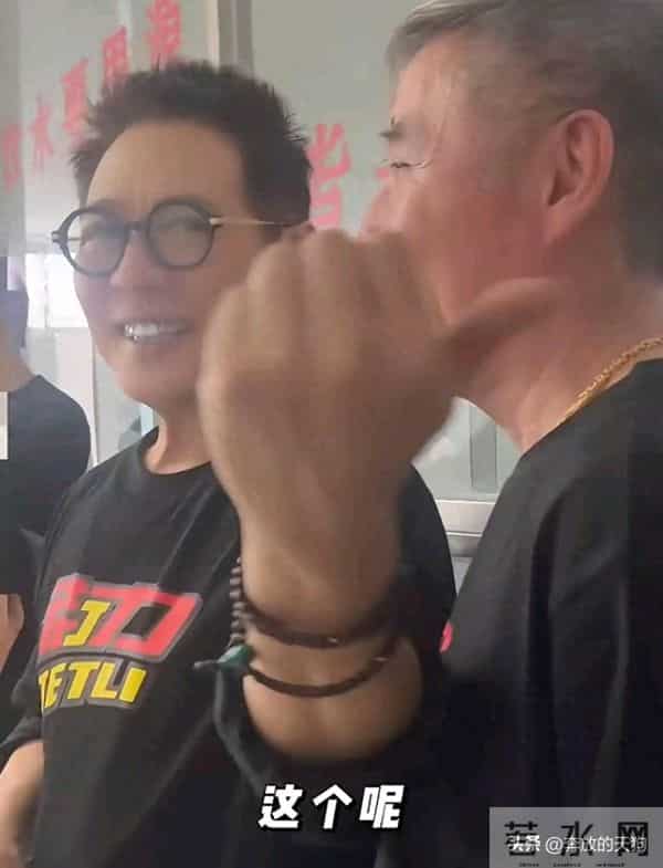 62岁李连杰探班吴京，俩人花5块钱吃饭，李连杰真是有点返老还童