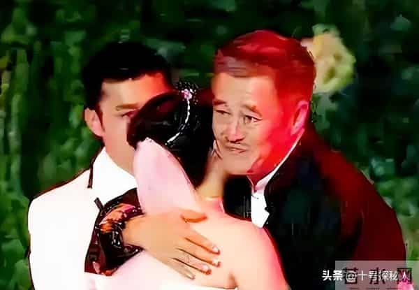 一手好牌打得稀烂！从春晚笑星到县城卖唱，丫蛋的今天怪不了别人