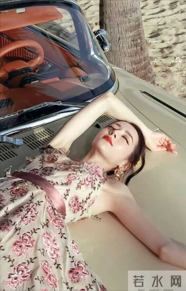 迪丽热巴这张拿椰子的照片,把我看饿了…不对,是看美了!