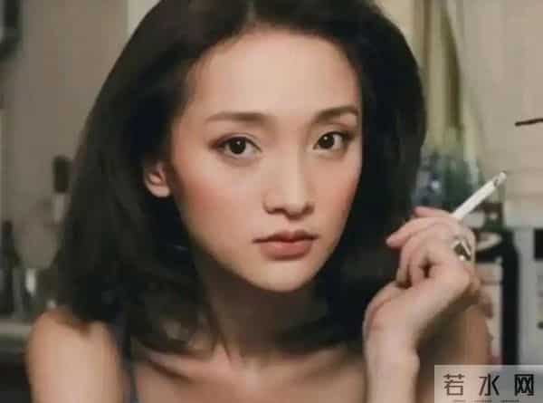 50岁周迅近况曝光，头发花白，瘪嘴模样一脸老态差点认不出