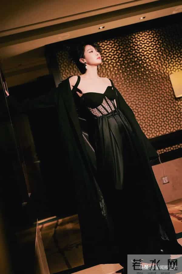 我的天,人间尤物宋茜全黑造型杀疯了!蕾丝胸衣加大衣直接封神