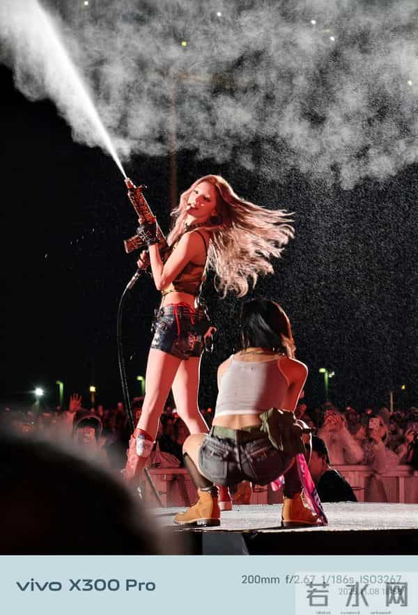 宋雨琦音乐节水枪炸场,脱衣瞬间性感野性,舞台魅力直接封神!