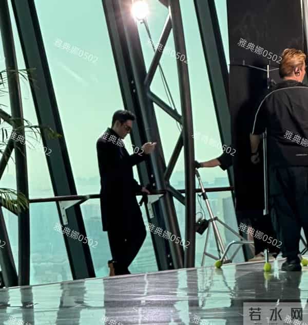 澳门偶遇张智霖拍戏,54岁的他跟39岁的高海宁搭戏像同龄人好年轻