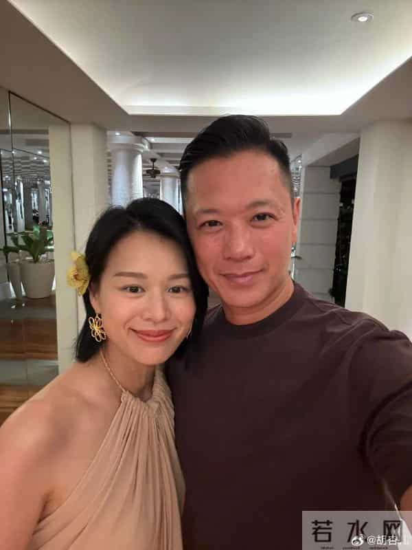 46岁胡杏儿和老公度假庆生,小腹圆润,网友猜测怀“四胎”拼女儿