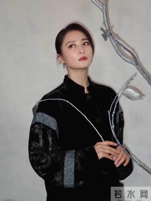 蒋勤勤分享国风写真，黑丝绒刺绣装配低盘发，气质典雅美出新高度