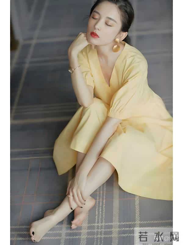 古力娜扎大方展露自己美腿美脚丫,她好像没脚脖子