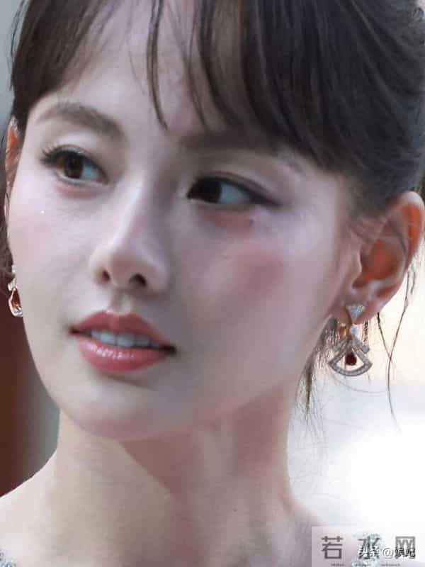 张嘉倪终于现身,脸在江山在,一看就长得又坏又媚,很有辨识度