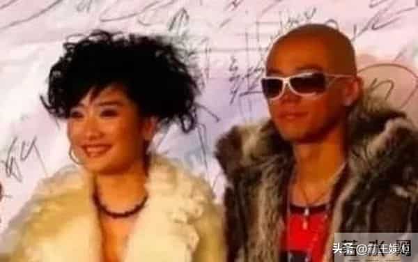 “消失”5个月后，45岁玲花刚传喜讯就落空，曾毅始终保持沉默