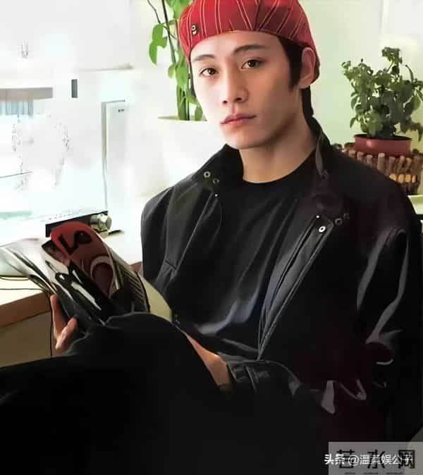 被“暴瘦”的刘烨惊艳,47岁长这样?怪不得师哥胡军一直宠溺他