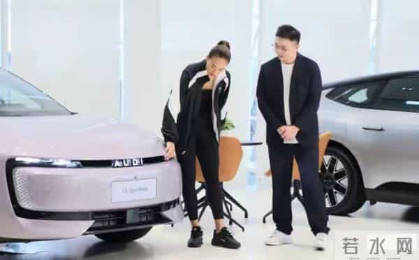 郑钦文上海奥迪店被偶遇 休闲装配高马尾，好美好飒