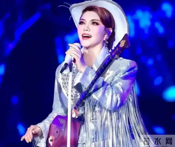 “躲汉子”乌兰图雅:从央视力捧到网友群嘲,42岁再陷陷桃色新闻