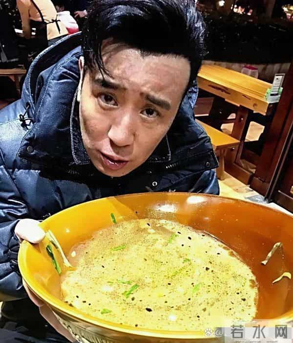 于和伟吃饭花334元 老板说收300元 想合影 于和伟回应 咱就踏实吃顿饭