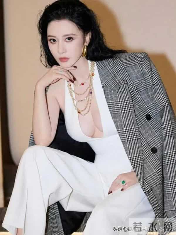 44岁张萌身材真丰腴！穿挂脖连体裤差点“撑爆”，性感又迷人！