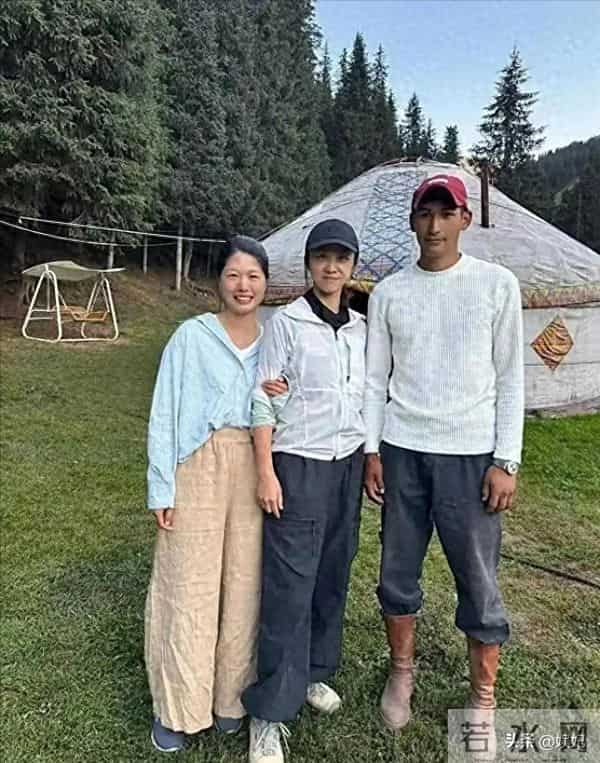 汤唯一家三口新疆同框，55岁金泰勇素颜照，难怪汤唯要嫁给他