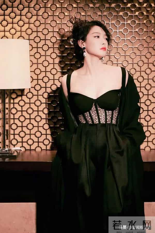 我的天,人间尤物宋茜全黑造型杀疯了!蕾丝胸衣加大衣直接封神