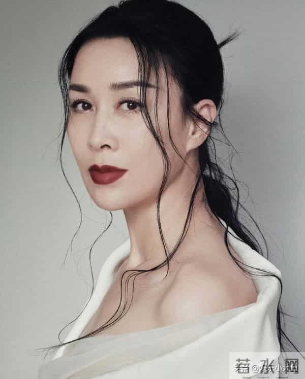 那英出席卡地亚高级珠宝晚宴,穿露肩白色西服套装气场全开好美