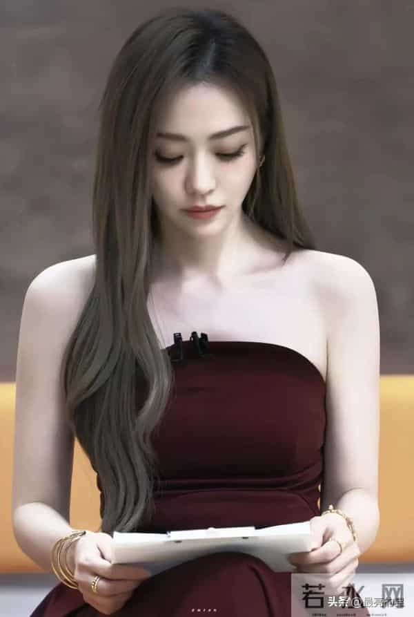 张靓颖这个妆容和服饰，简直美成神了，这妆容太适合她了，绝了