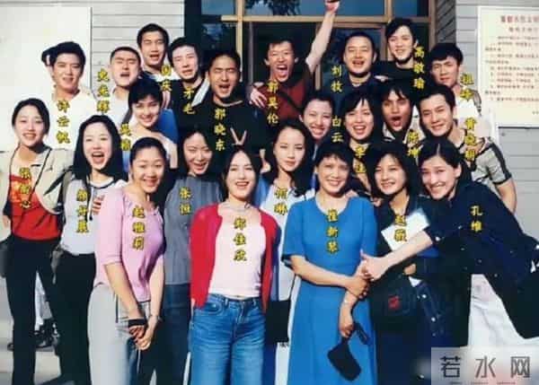 她26岁成双料影后,二婚嫁靳东高龄生下两子,今48岁美得自信从容