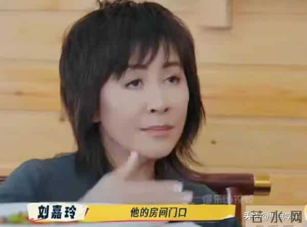 刘晓庆一天吃一斤肉，同龄人夸她年轻，摘下假发真容曝光