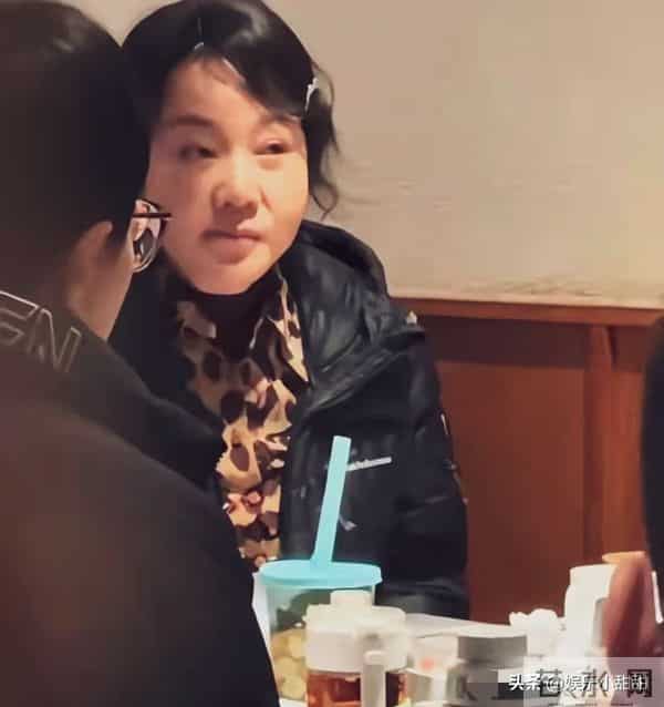 沈阳偶遇闫妮任素汐！姐妹花不顾形象埋头干饭，这状态太真实了！