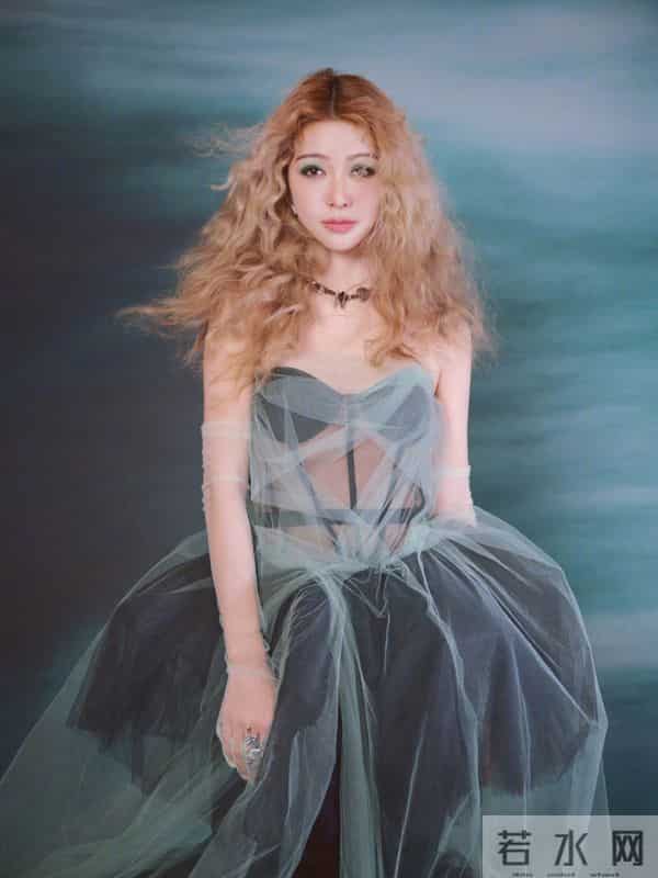 薛凯琪昆山演唱会造型,薄纱抹胸裙穿搭性感迷人