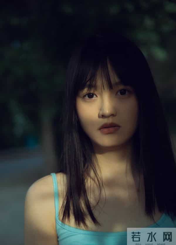 沈月吊带背心 “老肩巨猾”