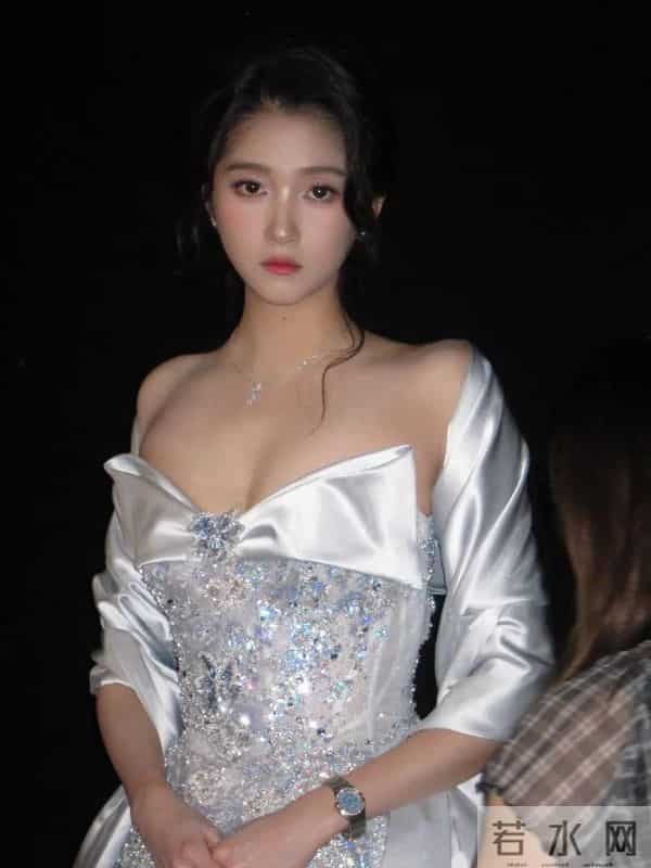 关晓彤银裙造型杀疯了！这还是你认识的"国民闺女"吗？