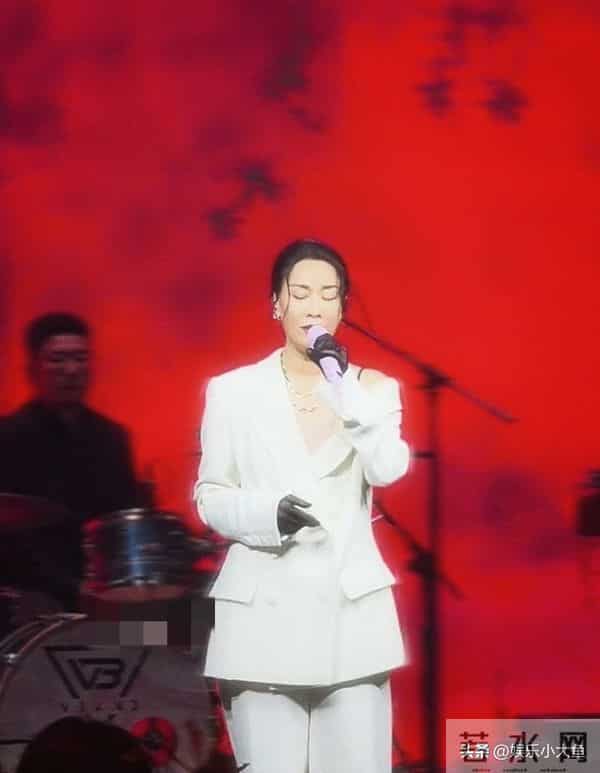 那英出席卡地亚高级珠宝晚宴,穿露肩白色西服套装气场全开好美