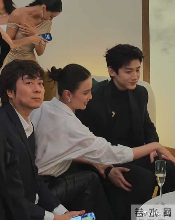 45岁宋佳参加卡地亚晚宴 白衬衫配包臀裙显高级 现场生图状态好到爆