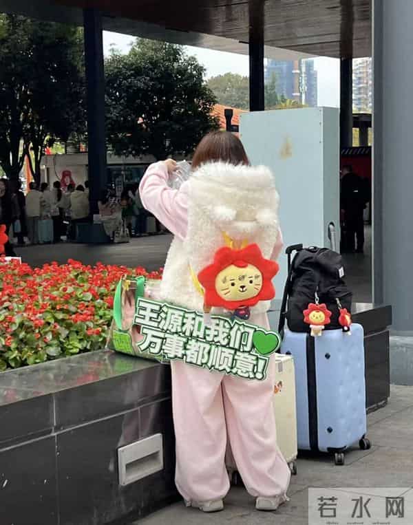 凌晨4点的宜昌站，无数个女孩为爱克服远距离