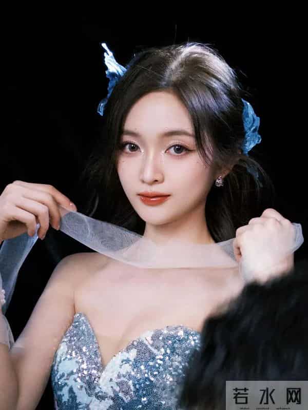 吴宣仪 闪亮抹胸礼服美出天际