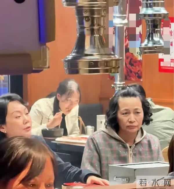 54岁闫妮和好友任素汐沈阳餐馆吃烤肉,穿羽绒服扎一头卷发挺时髦