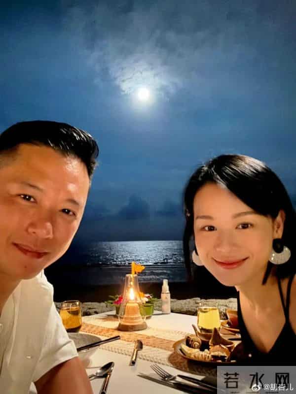 46岁胡杏儿和老公度假庆生,小腹圆润,网友猜测怀“四胎”拼女儿